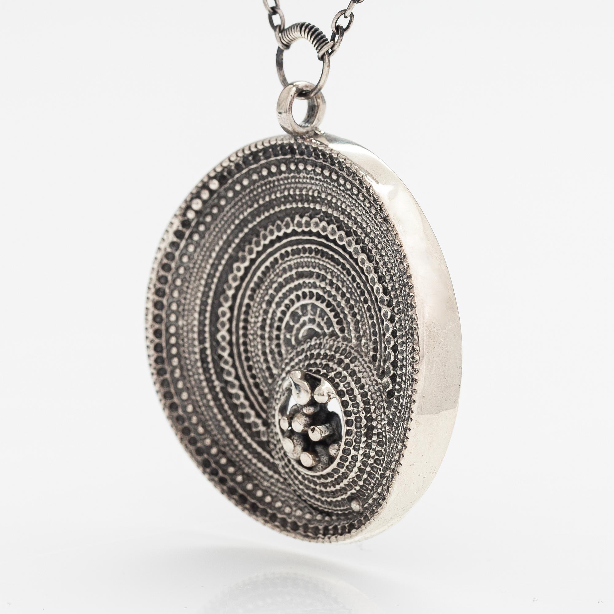 Jorma Laine, A sterling silver necklace "Chic". Turun Hopea, Turku.