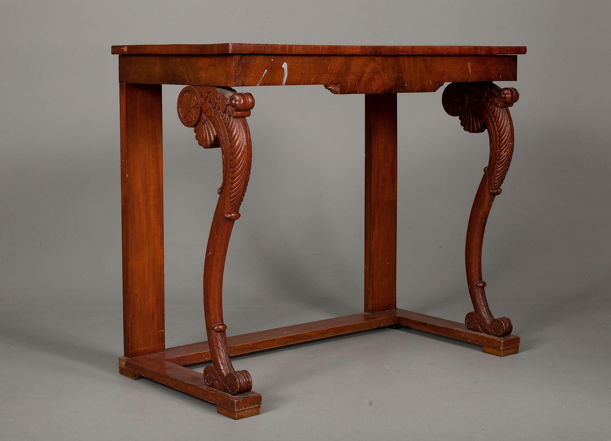 SPEGEL MED KONSOLBORD,  mahognyfanerad, Ryssland omkring 1830.