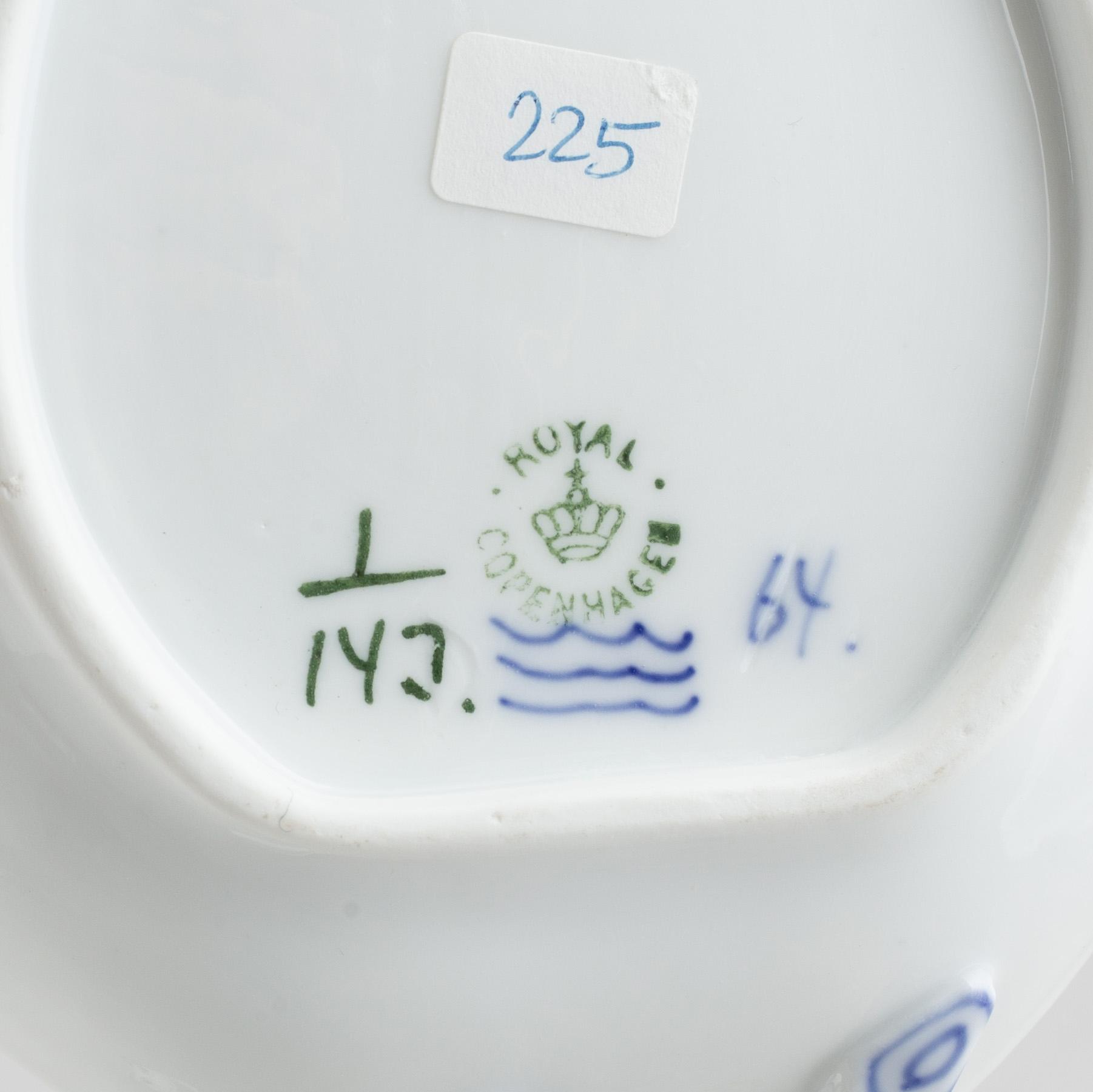 Serveringsfat/fat, sex stycken, porslin, "Musselmalet", Royal Copenhagen, delvis omkring 1800.