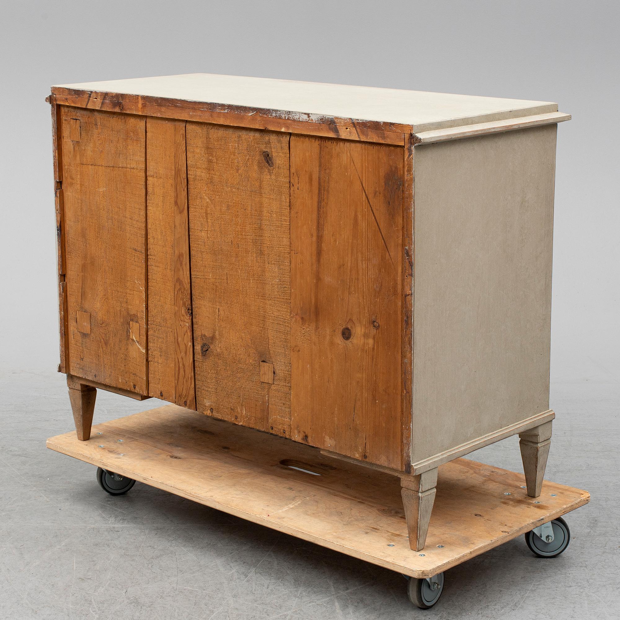 CHEST OF DRAWERS, first half of the 19th century.