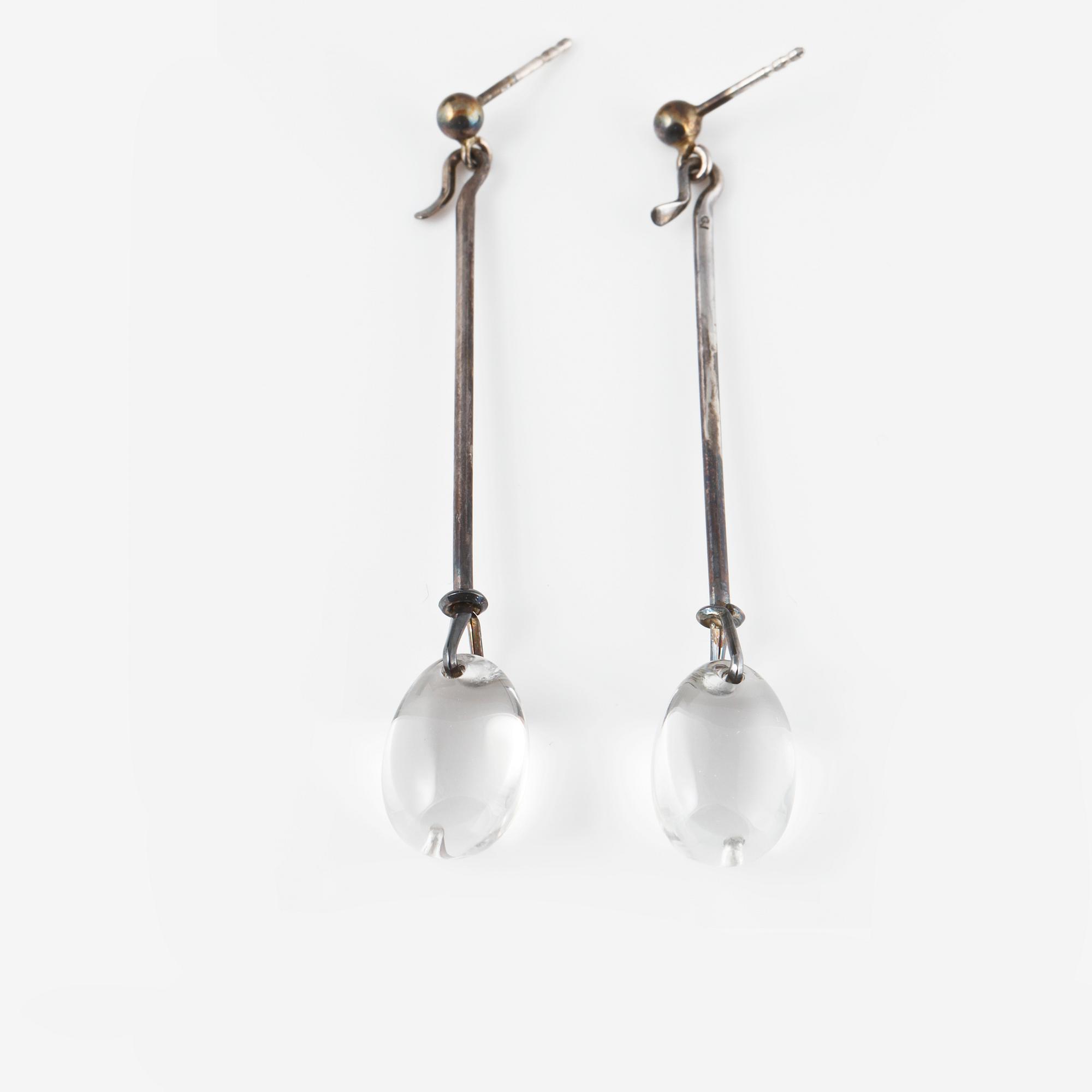 ÖRHÄNGEN, ett par, silver och bergkristall, ViviannnaTorun Bülow-Hübe för Georg Jensen. Vikt 5,8 gram.