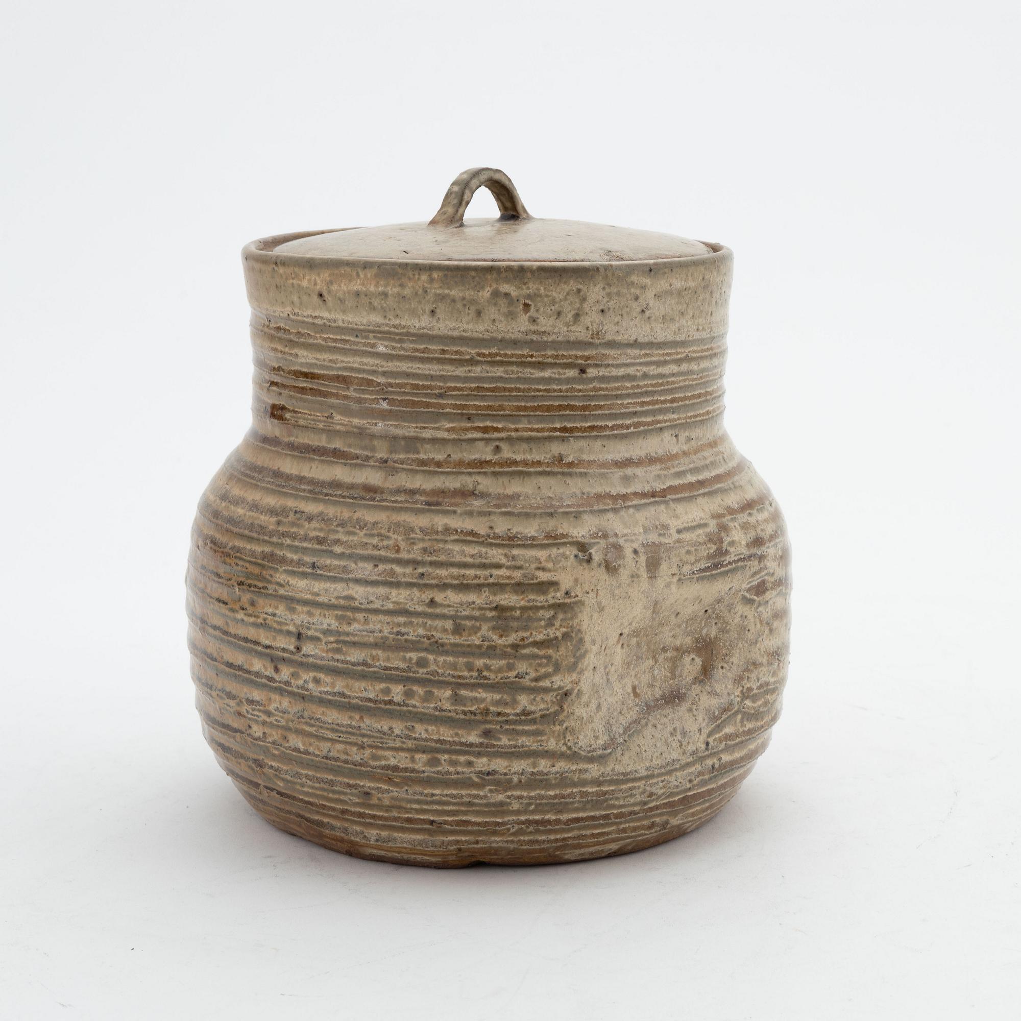 Unknown artist, a Japanese stoneware jar with cover, first half of the 20th Century.