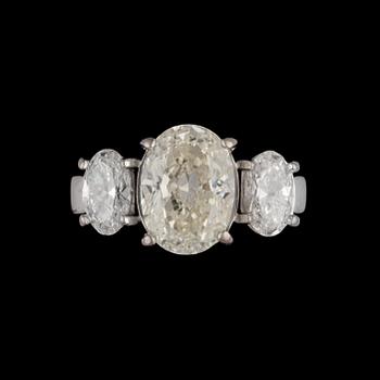 1113. RING, oval briljantslipad diamant, 3,52 ct med två ovala briljantslipade diamanter tot. ca 1.60 ct.