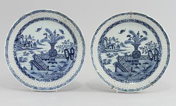 GALLERFAT, ett par, porslin, Kina, tidigt 1800-tal.