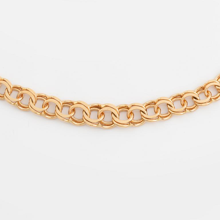 An 18K gold necklace.