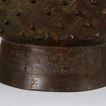 An archaic bronze food vessel, gui, presumably Western Zhou Dynasty (1040-256 BC).