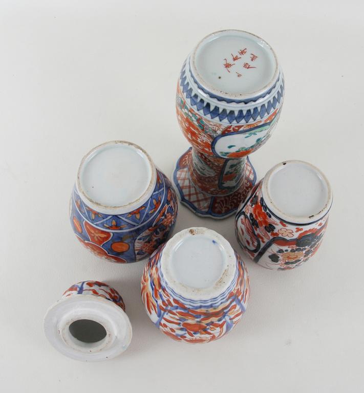 VASER, 3 st och URNA MED LOCK, porslin, Kina/Japan, 1900-tal.