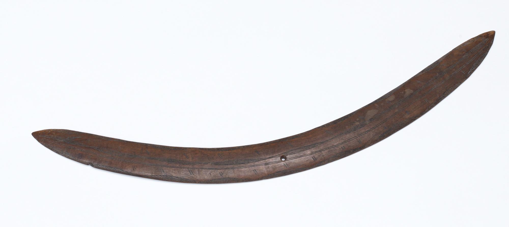 BUMERANG ("Boomerang"). Trä. Australien omkring 1950. Längd 59,5 cm.