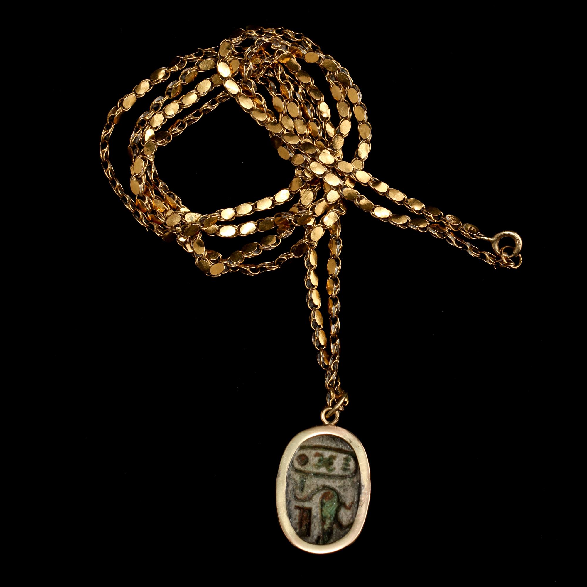 HÄNGE SAMT KEDJA, delvis 14k guld, omkring 1900-talets  mitt. Vikt 14 g.