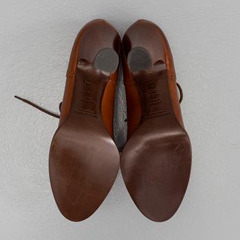 A pair of shoes by Ralph Lauren  in size 40,5.