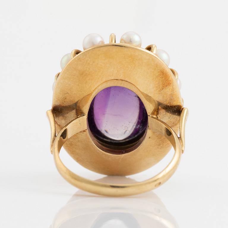 14K gold, cabochon amethyst and pearl cocktail ring.