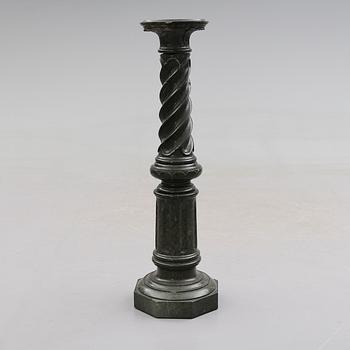 PIEDESTAL, serpentinsten, 1800-talets mitt.