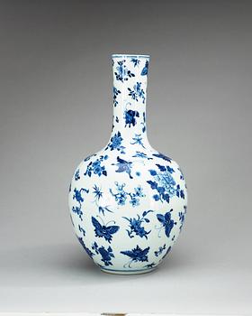 A blue and white vase, Qing dynasty, 19th Century.