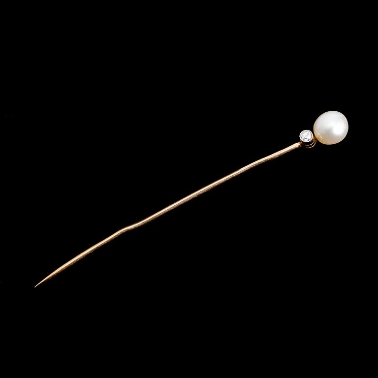 SJALNÅL, guld, med briljantslipad diamant och odlad pärla.