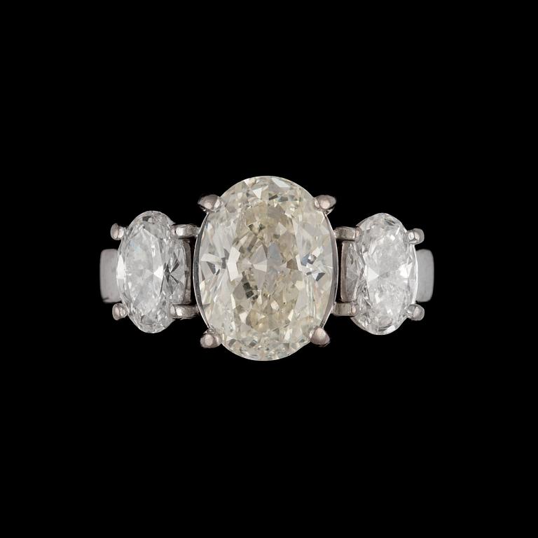 An oval, brilliant cut diamond ring, 3.52 cts. with two oval brilliant cut diamonds of app. 0.80 ct each.