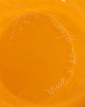 VAS, glas, sign Sigurd Persson samt SKÅL, lergods, sign Else Adrian.