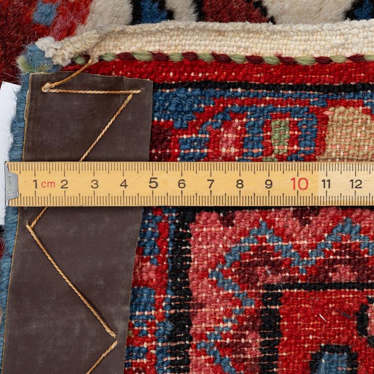 Matta, Hamadan, ca 275 x 205 cm.