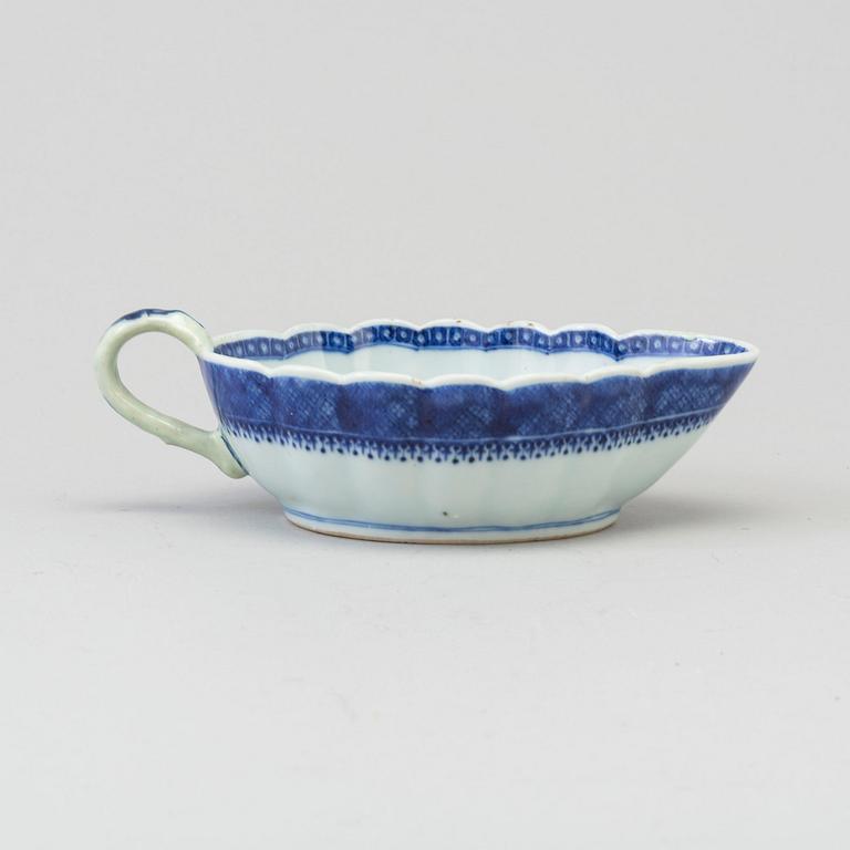 A blue and white export porcelain saucer, Qing dynasty, Qianlong (1736-95).