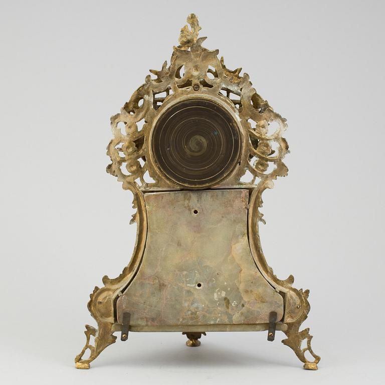 A LOUIS XV-STYLE MANTLE CLOCK, early 20th century.