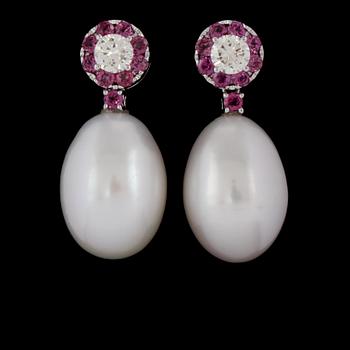 ÖRHÄNGEN, 18k vitguld med 2 briljantslipade diamanter 0.65 ct, 18 rosa granater 0,83 ct samt odlade pärlor. Vikt 4,7 g.