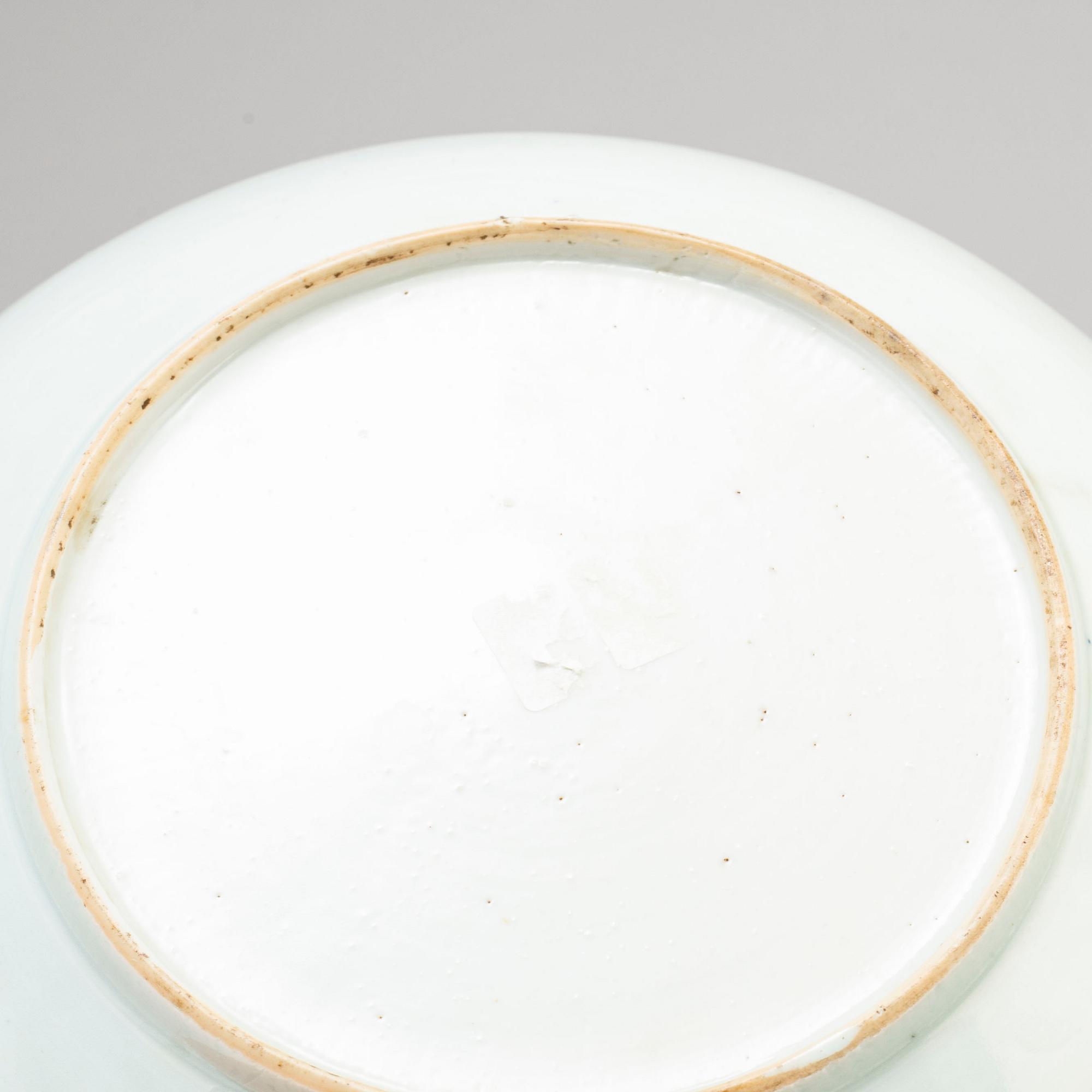 TALLRIKAR, fyra (2+1+1) stycken samt FAT, kompaniporslin. Qingdynastin, Qianlong (1736-95).