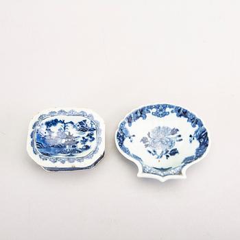 A Chinese Qianlong porcelain salter and butterdish.