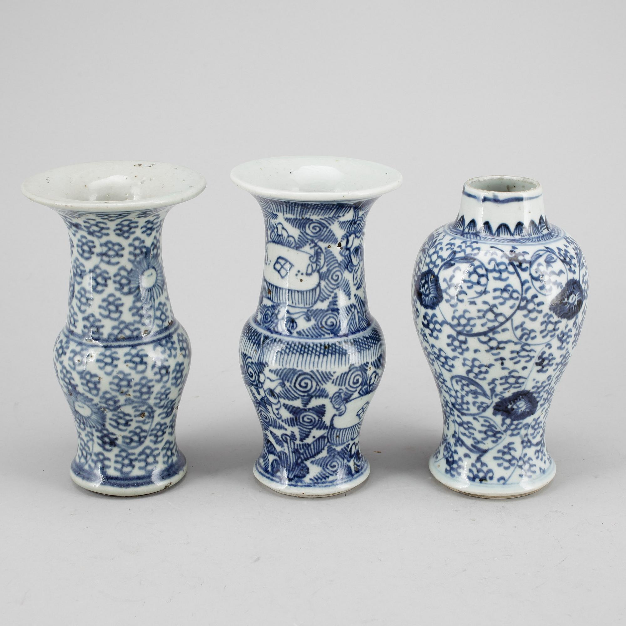VASER, 2 st, och URNA, porslin, Kina, 1800-tal.