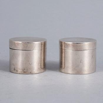 TOILETTEDOSOR, ett par, silver,  Stephan Halling, Örebro 1775. Tot ca 91 gram.