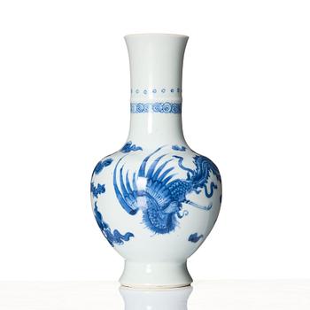 A blue and white vase, Qing dynasty, Kangxi (1662-1722).