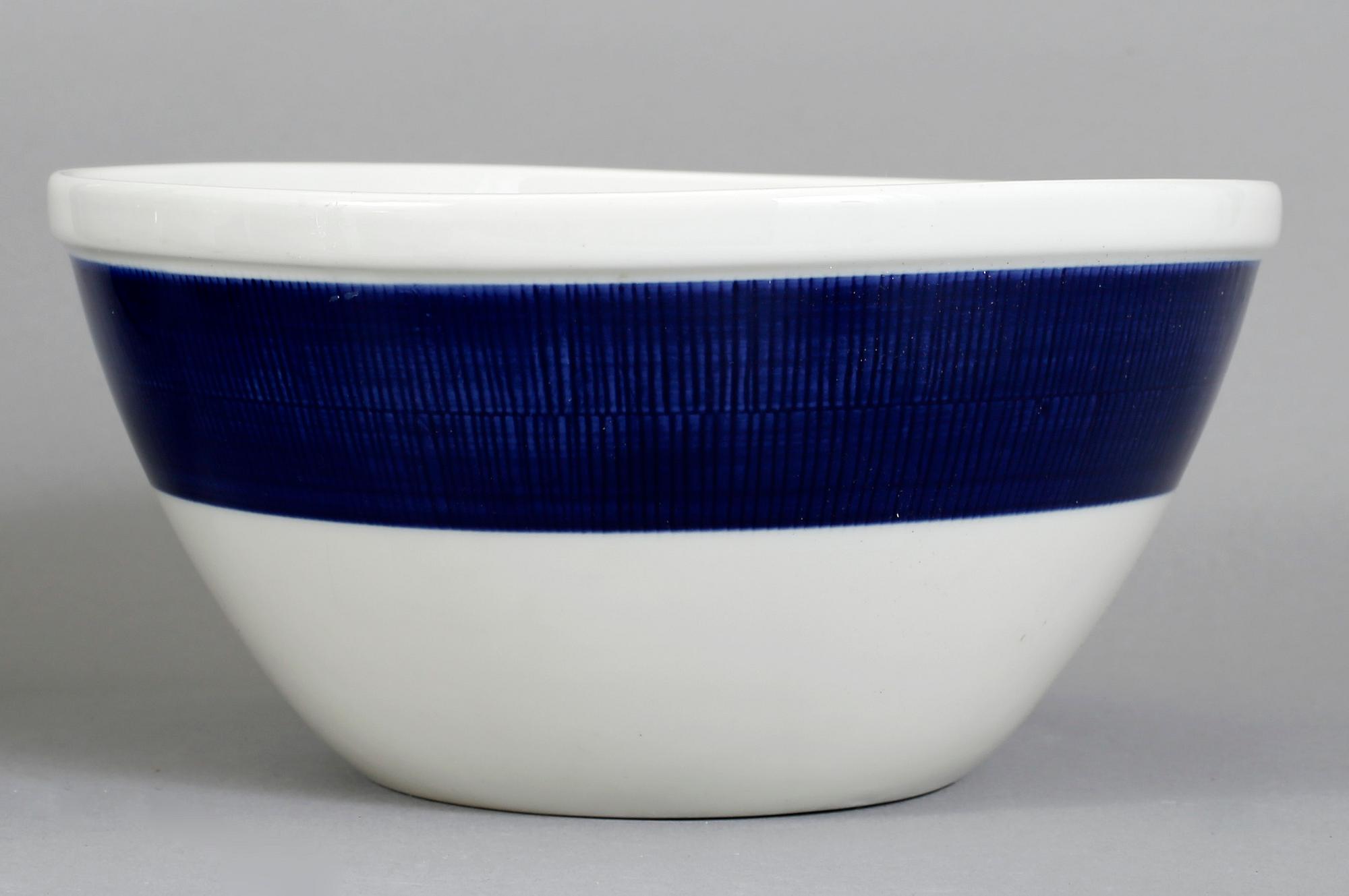 MAT-, KAFFE- & TESERVISDELAR, 41 st. "Koka blå", Rörstrand. Formgiven av Hertha Bengtsson, i produktion 1956-1988.