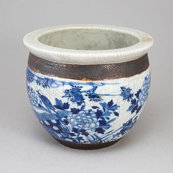 A blue and white pot, Qing dynasty, early 20th century.