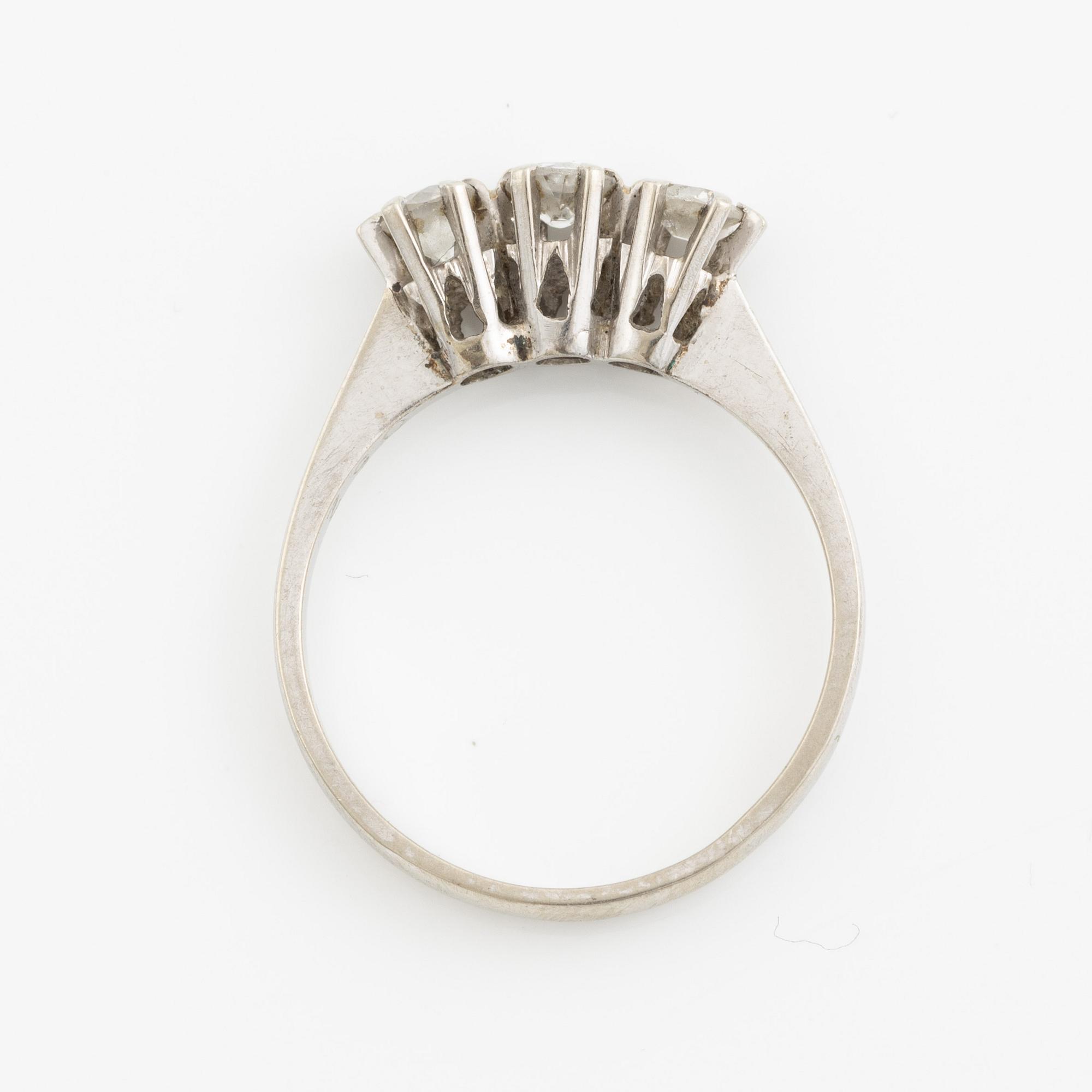 Ring, 18K vitguld med tre gammalslipade diamanter.
