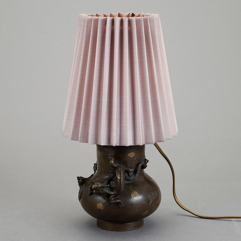 BORDSLAMPA OCH URNA, brons, Japan.