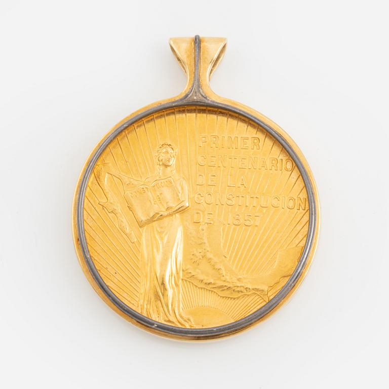 A pendant 18K gold with a Mexican anniversary coin in 22K gold.