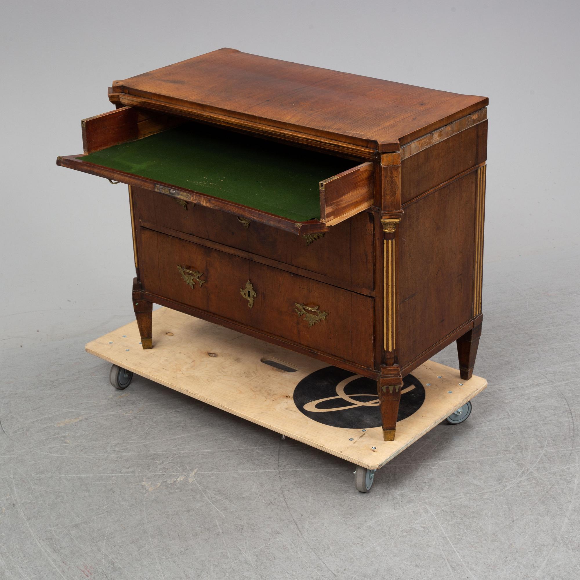 An early 19th Century mahogany chest of drawers.
