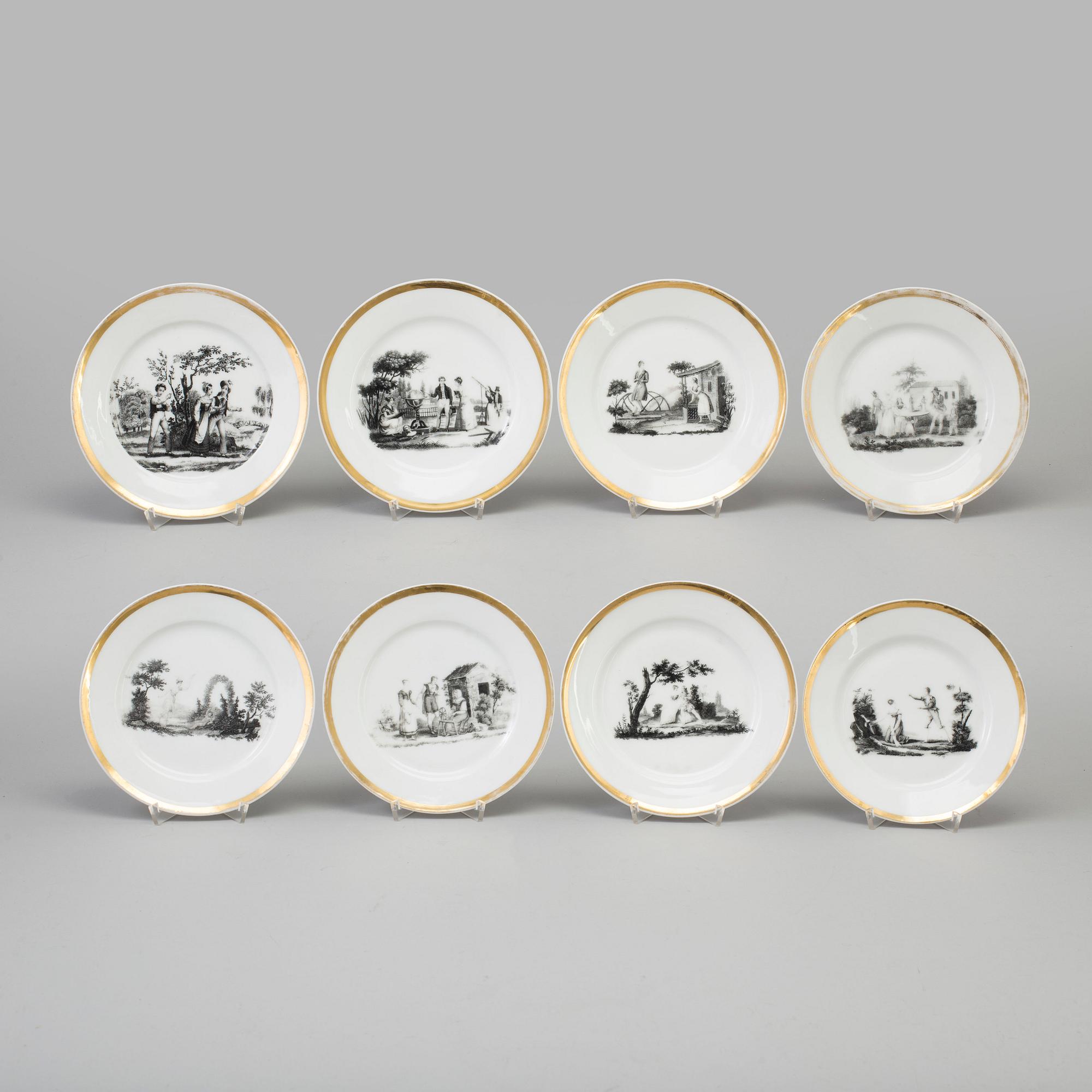 A SET OF EIGHT ENGLISH PORCELAIN PLATES, first half of the 19th century.