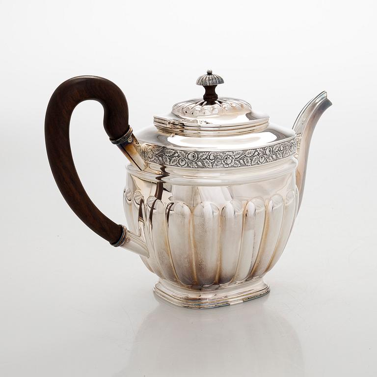 Kahvikannu, hopeaa, biedermeier-tyyli, Kultakeskus Oy, Hämeenlinna, 1966.