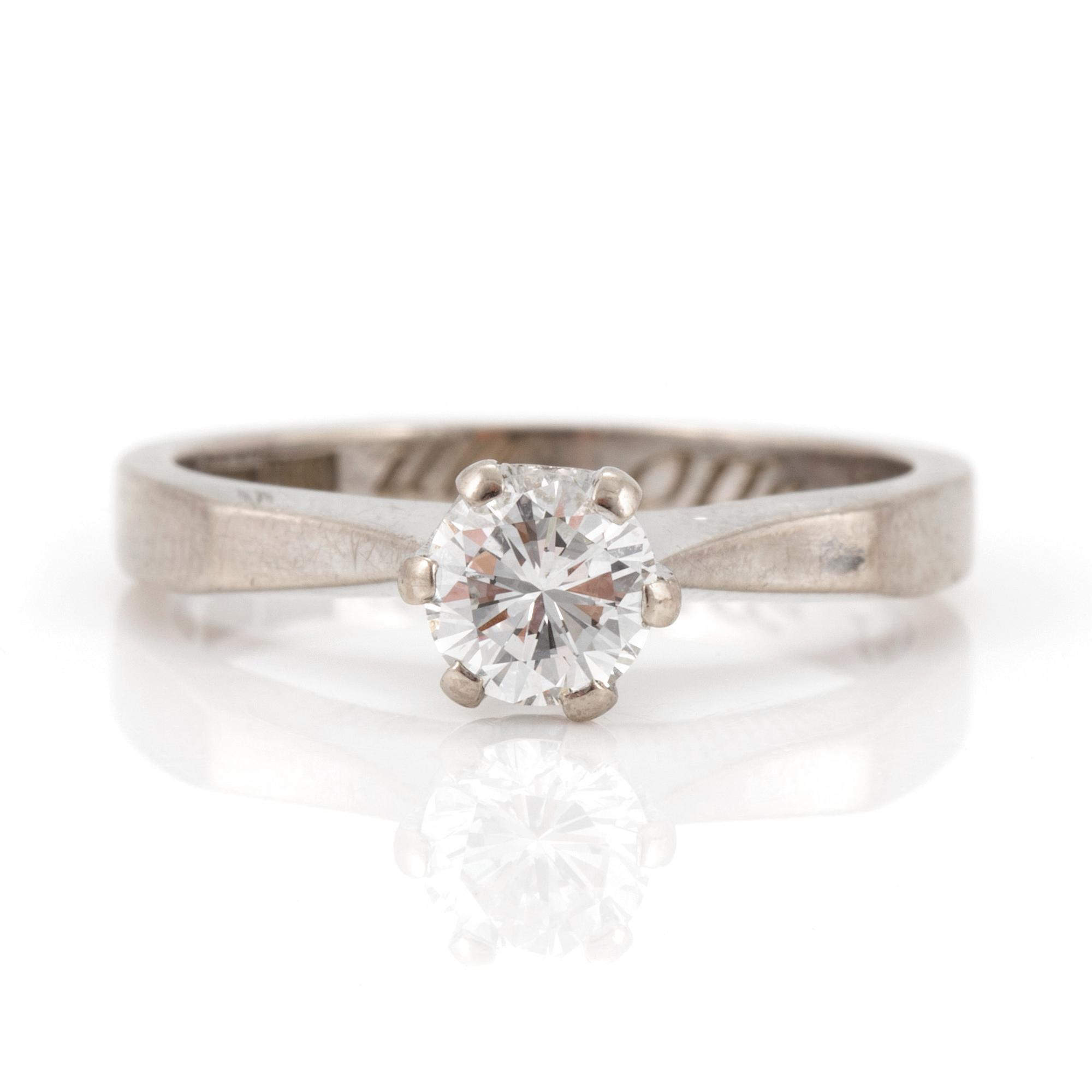 A ring set with a round, brilliant-cut diamond.