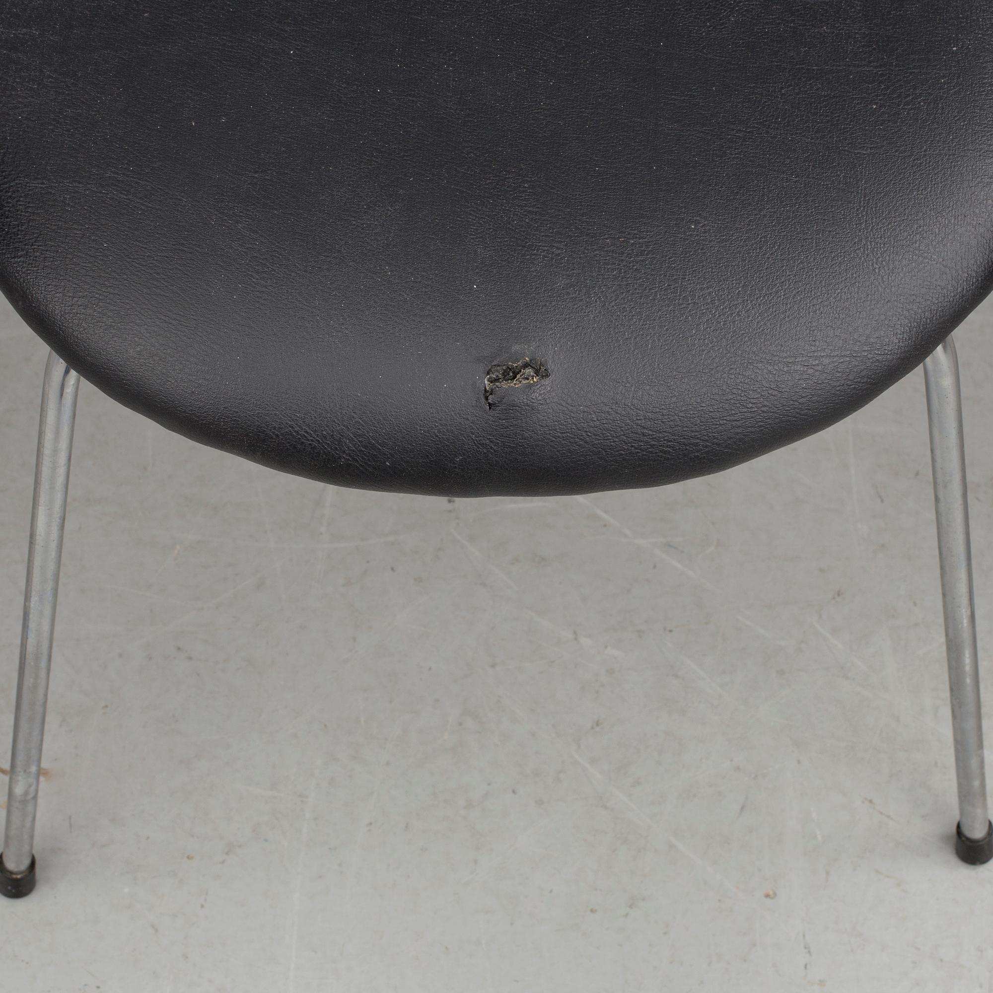 STOLAR, 3 stycken, "Grand Prix", Arne Jacobsen, 1900-talets andra hälft. Modellen formgiven 1955.