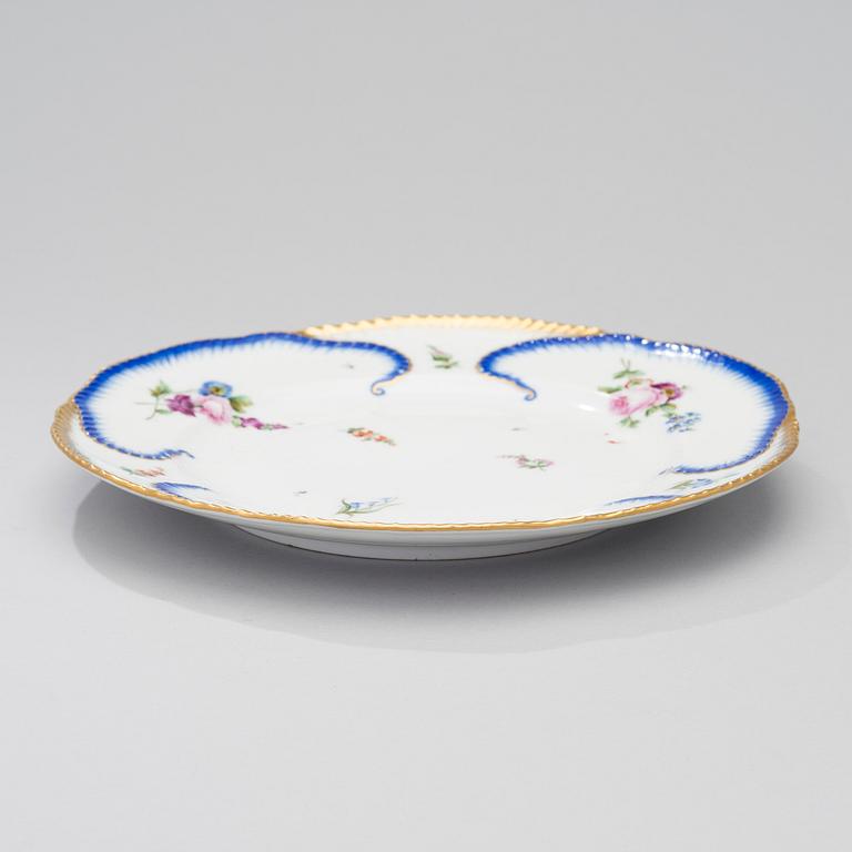 AN IMPERIAL RUSSIAN PORCELAIN DINNER PLATE, Imperial Porcelain Factory, period of Nicholas I, 1825-1855.