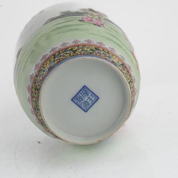 Vas, äggskalsporslin, Kina, 1900-tal.