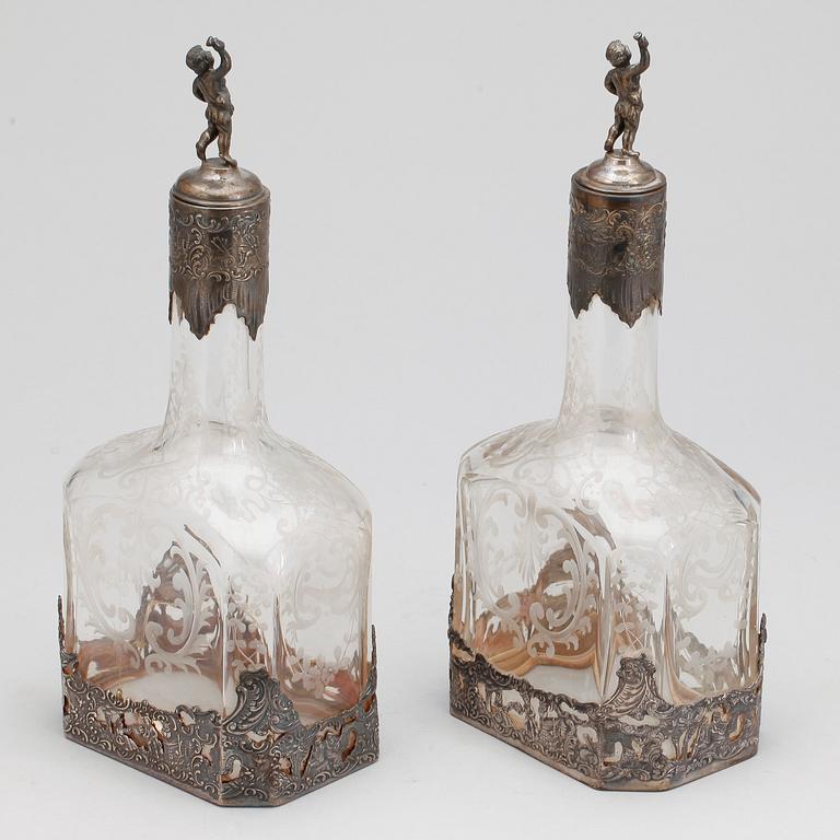 KARAFFER, ett par, låghaltigt silver och glas, Tyskland, omkring 1900.