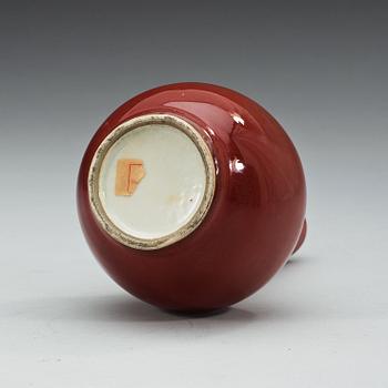 A sang de boef glazed vase, Qing dynasty (1644-1912).