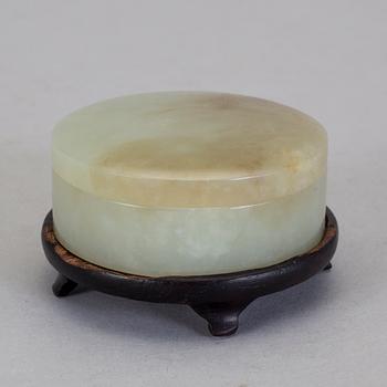 DOSA MED LOCK, nefrit, sent 1800-tal.