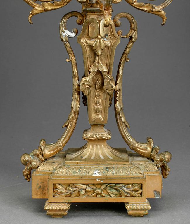 KANDELABRAR, ett par, gulmetall, Louis XVI-stil, sent 1800-tal.