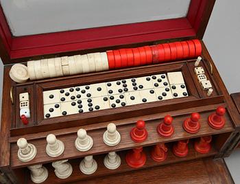 LÅDA MED SPELPJÄSER, trä, ben samt plast, 1800/1900.