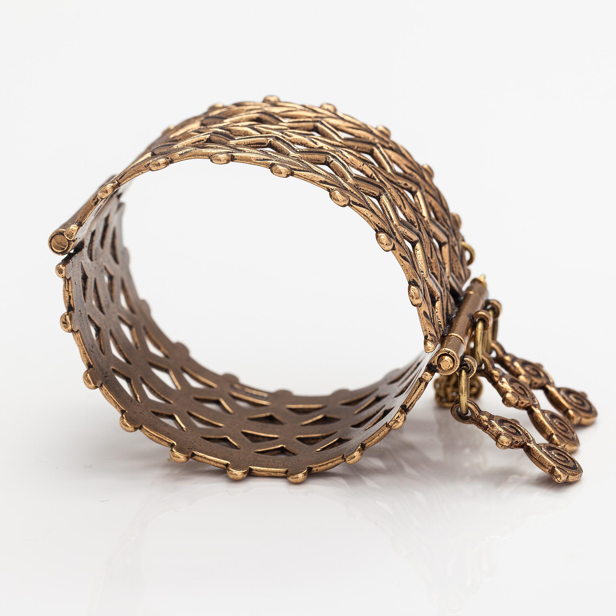 A bronze bracelet "Volga Finns bracelet". Kalevala Koru, Helsinki.