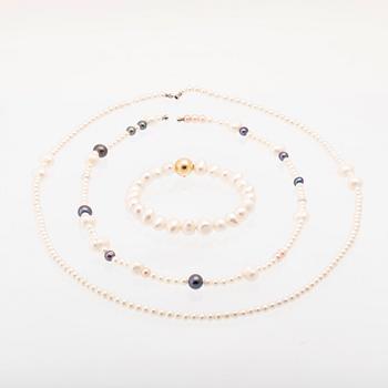 Ole Lynggaard, odlade pärlor 2 st collier samt ett armband och lås i 18K guld.