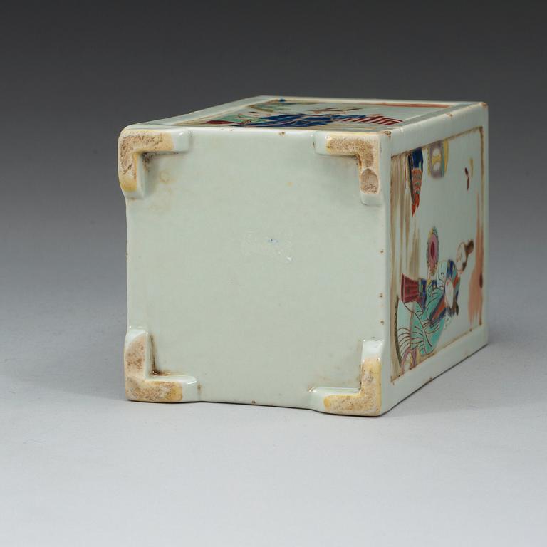 A famille rose brushpot, Qing dynasty (1644-1912).