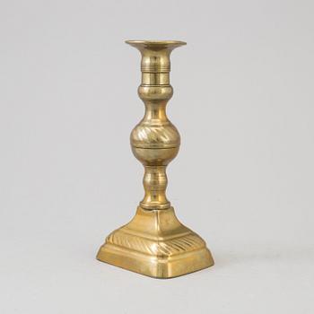 AN 18TH CENTURY BRONZE CANDLESTICK.